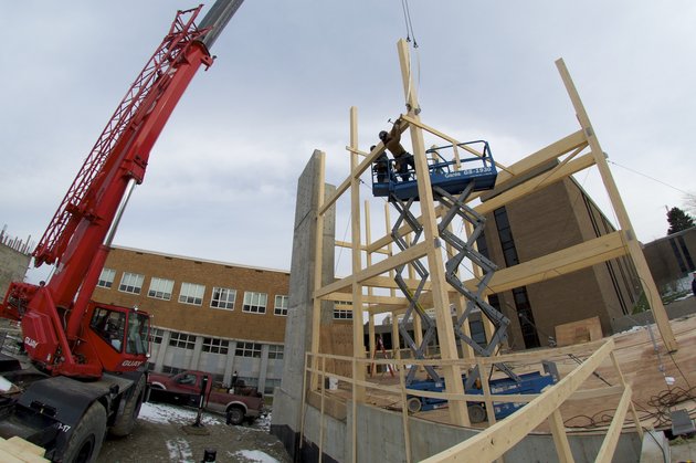Grue dans un chantier de construction