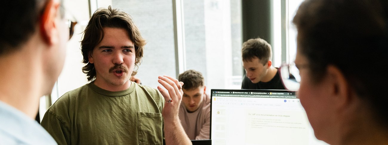 Photo d'une personne étudiante qui explique son projet lors des présentations de projet de fin d'études