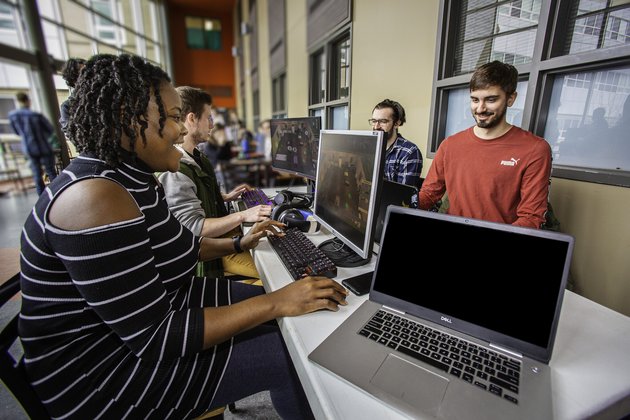 Groupe d'étudiants qui discutent