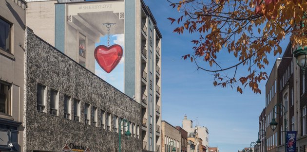 Photo de l'illustration d'un coeur affiché au centre-ville de Sherbrooke