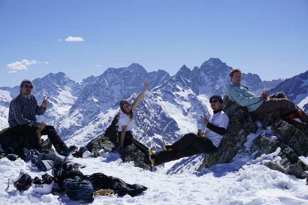 Groupes d'étudiants dans les Alpes
