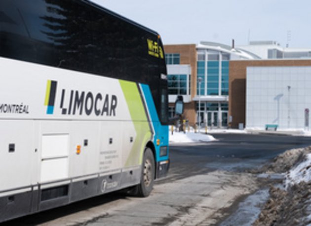 Un autobus Limocar arrive sur le campus principal.
