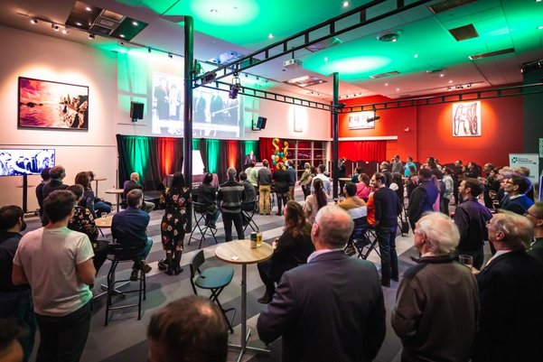Photo de la salle et des personnes invitées lors du 25e anniversaire de l'IPS, célébré au Centre culturel de l'Université de Sherbrooke.