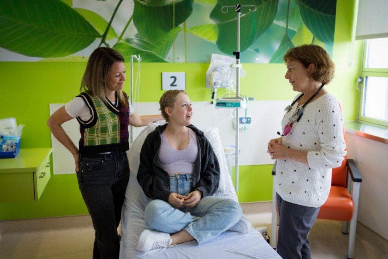 Photo d'une patiente accompagnée de sa mère et de sa médecin