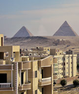 La ville du Caire gagne sans cesse sur le dsert, s'approchant de plus en plus des pyramides de Gizeh.