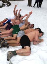 Quelques tudiants dnuds tentant dsesprment de se rchauffer lors du bain de neige.