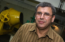 Le professeur en gnie civil Arezki Tagnit-Hamou s'intresse  la valorisation des sous-produits industriels.