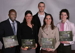 Cinq des boursires et boursiers d'excellence de la Fondation Athltas pour la saison 2004-2005 : Arsne Eby Ehounoud (soccer), Vronique Fortin (athltisme), Sbastien Lambert (volley-ball), Julie Morin (volley-ball) et Amlie Ducharme (soccer).