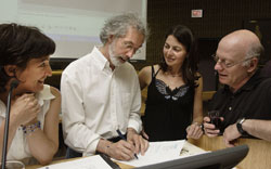 Le photographe Normand Achim (au centre) en pleine signature d'autographes.