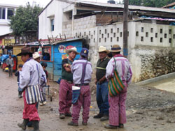 Citoyens de Concepcin Huista discutant dans la rue en costume traditionnel.