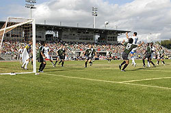 Une foule record de 9519 spectateurs a pu assister le 28 aot  un trs bon match de soccer professionnel au stade de l'Universit.