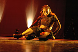 Photo d'une danseuse de la troupe Sensation.
