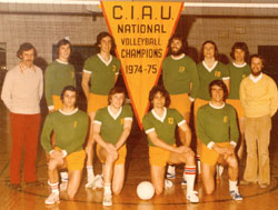 Denis Custeau et l'quipe de volley-ball Vert & Or ont remport un premier championnat canadien en 1975.