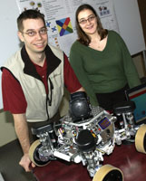Dominic Ltourneau et Isabelle Nadeau comptent parmi les chercheurs qui travaillent  dvelopper des fonctionnalits du robot mobile omnidirectionnel Azimut II, dvoil lors du salon d'affichage de la Journe de la recherche.