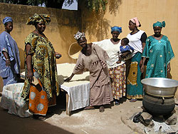 Des femmes de la Cooprative multifonctionnelle fminine NTeneni (tous les lundis). Elles posent ici devant leur schoir o sche du riz, pour en faire du couscous ou de la farine.