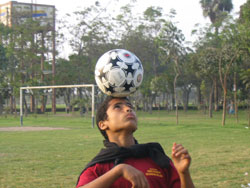 Hector l'artiste fait talage de ses talents au foot.