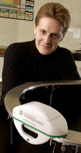Le professeur Patrick Fournier, spcialiste de la supraconductivit, prsente le train  lvitation magntique dvelopp au Dpartement de physique.