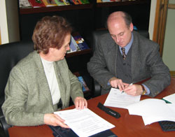 La doyenne Cline Garant a sign l'entente en compagnie du recteur de l'Universidad Catlica Cardenal Ral Silva Henrquez, Sergio Torres Pinto.