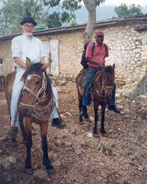 Francois Duval ( gauche) monte ce cheval pour parcourir les 15 km qui le sparent de la route carossable la plus proche de Dubracon.