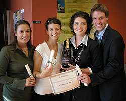 Isabelle Veillette, Karine Daigle, Ivanie Frchette et Pierre-Luc Pomerleau, tudiants au BAA, ont reu le Prix du doyen pour le travail de rflexion stratgique portant sur le Centre vinicole Champagne Nicolas-Feuillatte.
