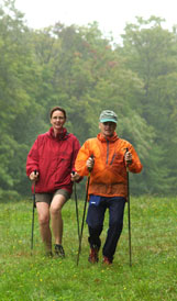 Le professeur Gilles Quenneville et l'tudiante Marie-Jose Dauphinais pratiquent la marche nordique au mont Bellevue.