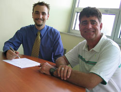 Le prsident de la Cooprative de l'Universit de Sherbrooke, Michal Gigure, et Jean Poirier, directeur gnral du Rseau, lors de la signature de l'entente.