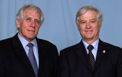 Le professeur Maher Boulos et le vice-recteur  la recherche, Edwin Bourget.
