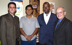 Le 27 octobre, le Carrefour de solidarit internationale (CSI) soulignait ses 30 ans en recevant ses partenaires, collaborateurs et allis de la solidarit internationale lors d'une soire tenue dans le foyer Mont-Bellevue du Centre culturel. Des partenaires outre-mer du CSI provenant du Mali, du Prou, du Nicaragua et de la Rpublique dominicaine ont particip  l'vnement. Par le truchement de la vido, Martin Ruel, aujourd'hui chef de la coopration  l'ambassade du Canada au Prou et ancien tudiant en conomie  l'UdeS, a aussi pu participer  la rencontre. Au cours de la soire Monde sur scne, des stagiaires du CSI, dont les membres du Groupe de collaboration internationale de l'Universit de Sherbrooke (GCIUS), ont pu relater de faon anime et originale leur exprience en stage international. Sur la photo, on retrouve Marco Labrie, directeur gnral du CSI; Luis Alberto Alanoca Pazos, directeur gnral d'Ayni Degarrollo, organisme partenaire du projet GCIUS; Bakary Doumbia, directeur gnral de Kilabo (Mali); et Jean Desclos, vice-recteur  la communaut universitaire.