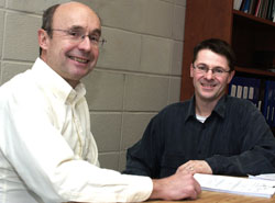 Le professeur Armand Soldera ( droite) collabore avec Wes Capehart, de General Motors.