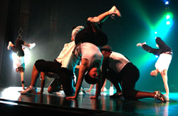 Avec sa trs spectaculaire performance, la troupe de danse Sensation a mrit la bourse du Rseau de l'Universit de Sherbrooke pour une 2e anne de suite. 