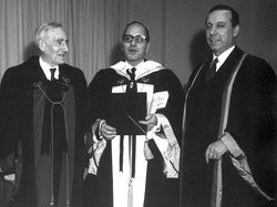 En 1967, Robert Debr, pdiatre franais mondialement connu, et son fils Michel ( droite), ministre de l'conomie et ex-premier ministre de France, reoivent chacun un doctorat honoris causa de l'UdeS, le premier en mdecine, le second en administration. Au centre, Jean-Jacques Lussier, doyen de la Facult de mdecine de l'Universit d'Ottawa, participe  l'vnement.