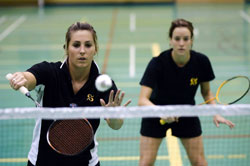 Audrey Plamondon et Chlo Trudeau, de l'quipe de badminton Vert & Or, ont particip au rcent tournoi par quipe de la Fdration qubcoise du sport tudiant.