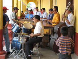 Des musiciens dont un joueur de marimba