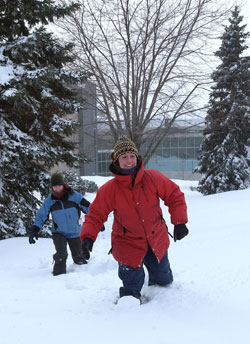 Roger Lafontaine a croqu quelques scnes de la vie du campus sous la neige, dont ces deux tudiantes qui en profitent pour faire de la raquette.