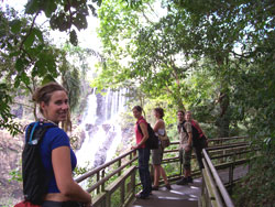 Sophie, Annie, Andre-Anne, Jean-Martin et Marie-ve devant une chute  Iguazu.