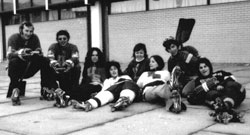 Lors du lancement en 1972 de l'Opration Univestrie, des tudiants revtent des uniformes de hockey et des patins  roulettes et dambulent dans les rues des centres-villes de Montral, Qubec, Toronto et Sherbrooke munis de pelles pour symboliser la construction prochaine du centre sportif.