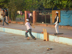 Le cricket est l'une des nombreuses religions de l'Inde! Un jeune musulman y joue ici au pied de la Jama Masjid.