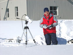 Le professeur Alain Royer et ses collaborateurs disposeront d'instruments de mesure de pointe pour valuer la valeur en eau de la neige.