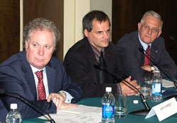 Le premier ministre Jean Charest, le vice-recteur Alain Webster et le professeur Esteban Chornet, lors de l'annonce du 7 juin.