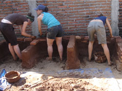 Aide  la construction des fours en argile pour faire de l'huile de noix de coco et du coco fum.