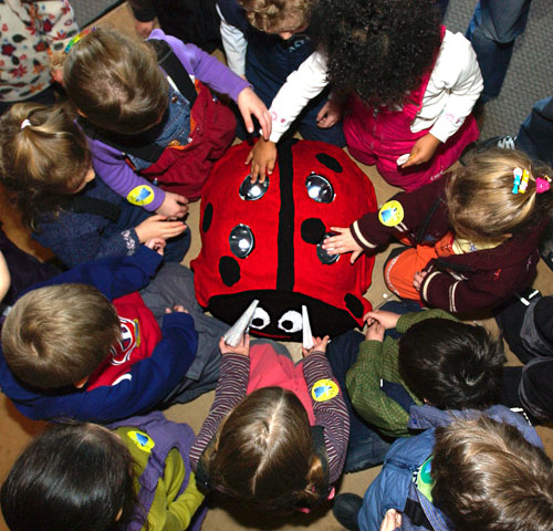 Des enfants taient en visite  l'UdeS le 8 dcembre  l'occasion du concours Robot-Jouet.