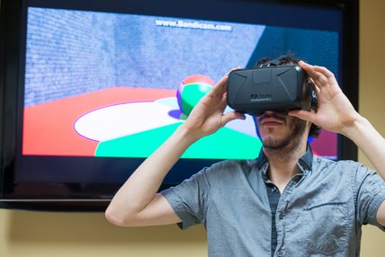 Étudiant qui porte un casque de réalité virtuelle