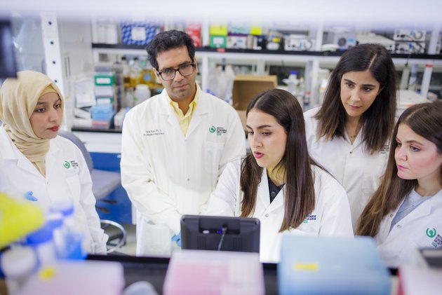 Le Pr Taha Azad et l’étudiante à la maîrise Abril Muñoz