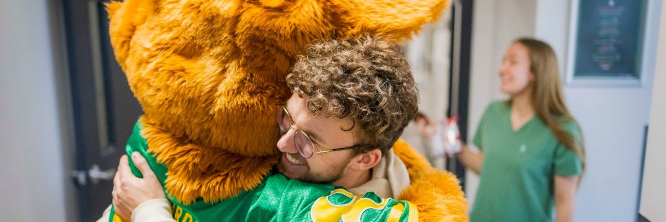 Sherlo et un étudiant qui se donne un calin