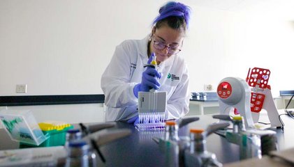 Professionnelle de recherche travaillant en laboratoire