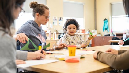 Personnes étudiantes en réadaptation en analyse d’une jeune patiente