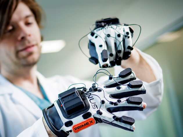 Le professeur Christian Iorio-Morin nous montre le gant haptique 