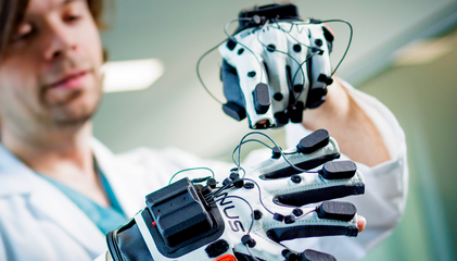 Le Pr Christian Iorio-Morin démontre l’utilisation du gant haptique