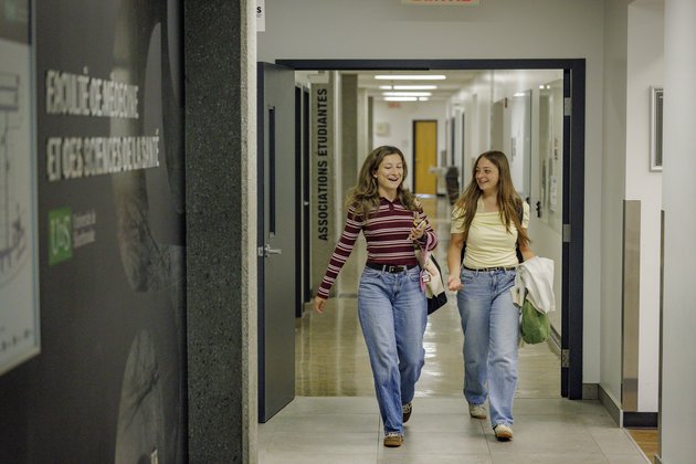Nouvelles personnes étudiantes qui découvrent la faculté