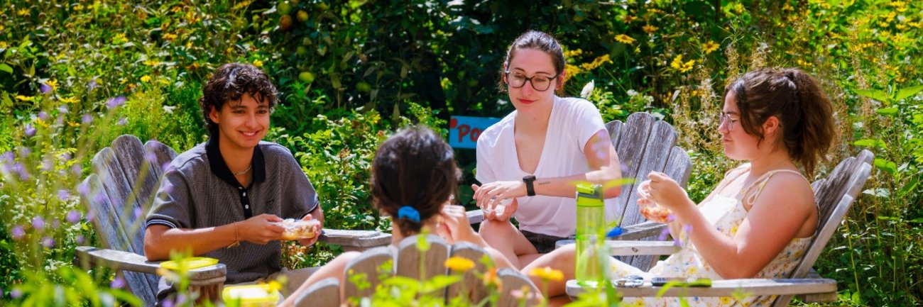 Image de personnes étudiantes dans le jardin Zen7